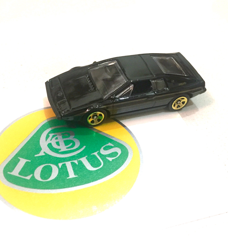 Illustration for article titled Thursday on the Thames - Lotus Esprit S1 & JPS Lotus-Ford 78